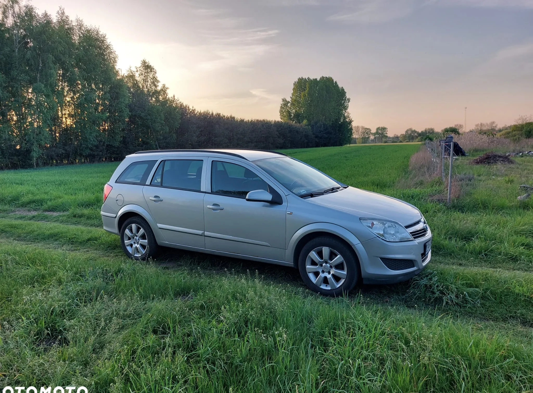 Opel Astra cena 11500 przebieg: 313000, rok produkcji 2009 z Golina małe 254